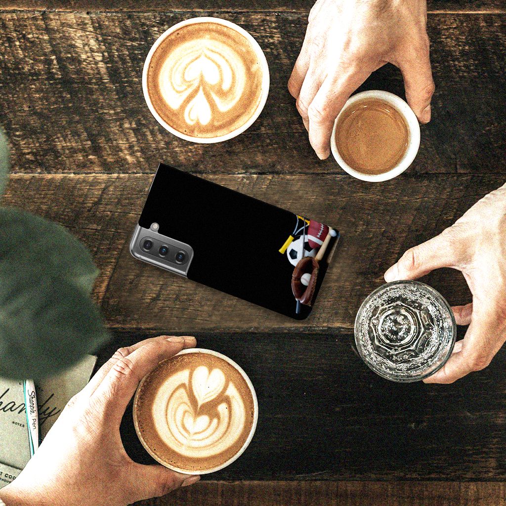 Samsung Galaxy S21 FE Hippe Standcase Sports met koffie en handschoenen op tafel.