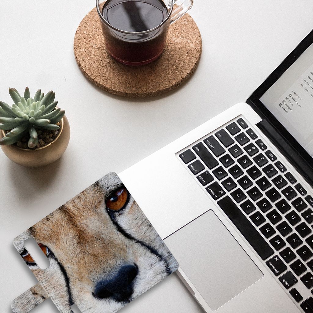 OPPO Find X2 Pro Telefoonhoesje met Pasjes Cheetah op een bureau met laptop en plant