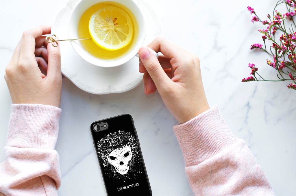 Telefoonhoesje iPhone SE 2022 | SE 2020 | 7/8 Skull Hair op een tafel met een kopje thee en een schijfje citroen.