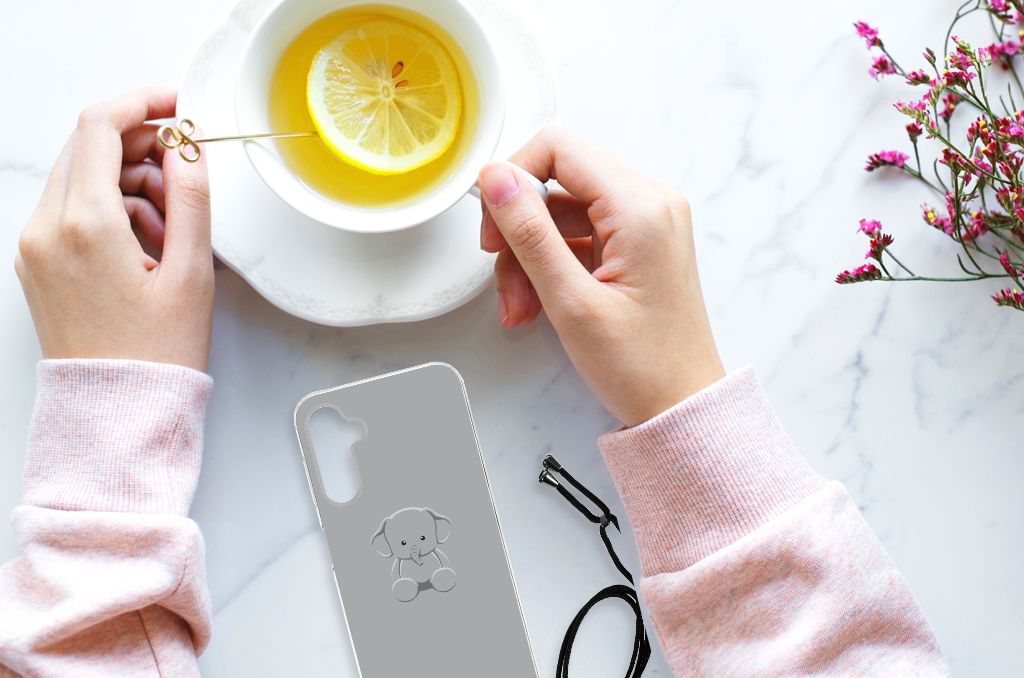 Samsung Galaxy A14 5G Stevig Bumper Hoesje Grijs Baby Olifant met een hand vastgehouden bij een kopje thee.