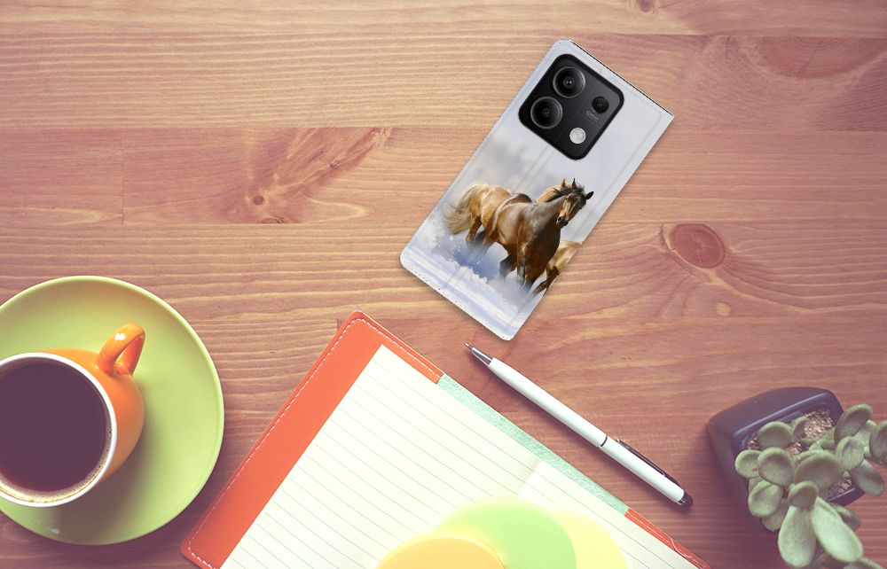Xiaomi Redmi Note 13 5G Hoesje maken Paarden met paardenprint op een houten tafel met koffie en notitieboek.