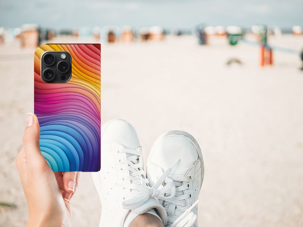 Stand Case voor iPhone 15 Pro Regenboog met kleurrijk golvend design, perfect voor een vrolijke uitstraling. đ