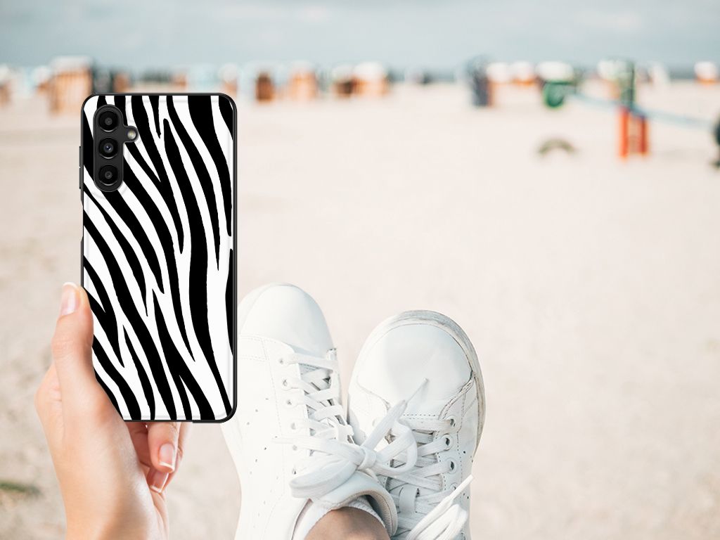 Samsung Galaxy A14 5G Dierenprint Telefoonhoesje Zebra op een strand met sneakers en een zomerse achtergrond.