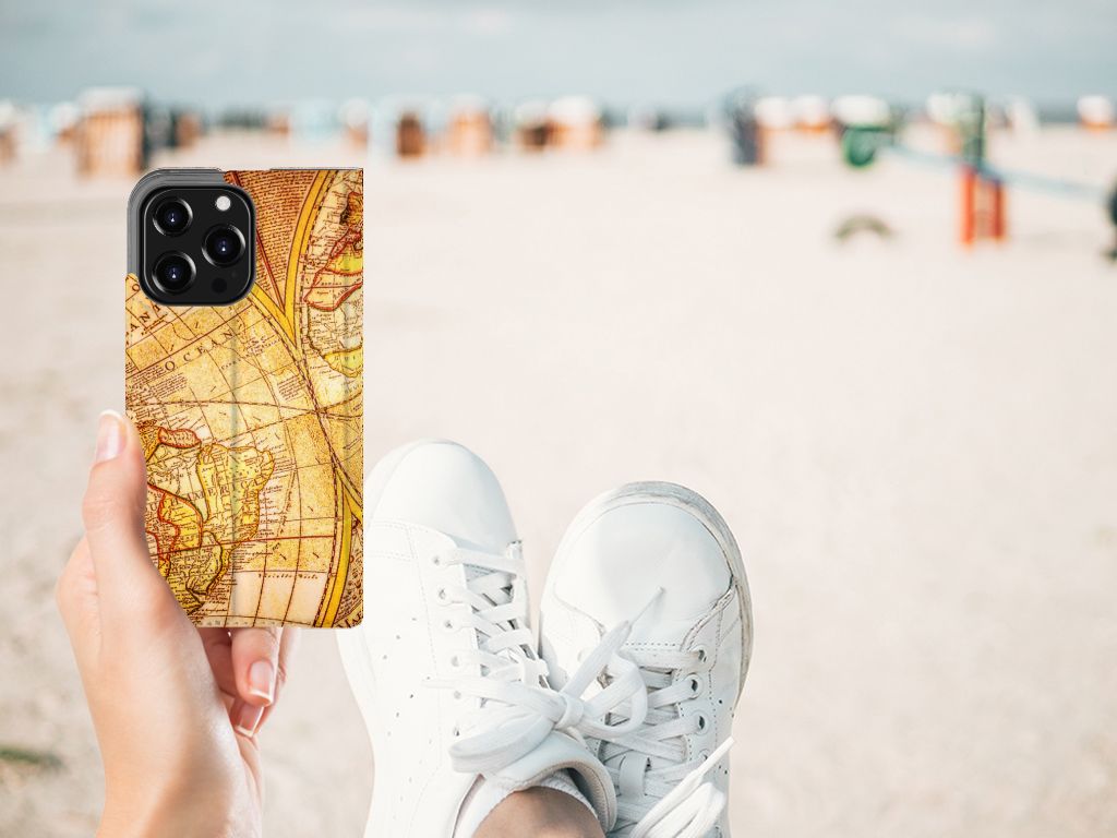 iPhone 13 Pro Book Cover Kompas met vintage kaartdesign op het strand.