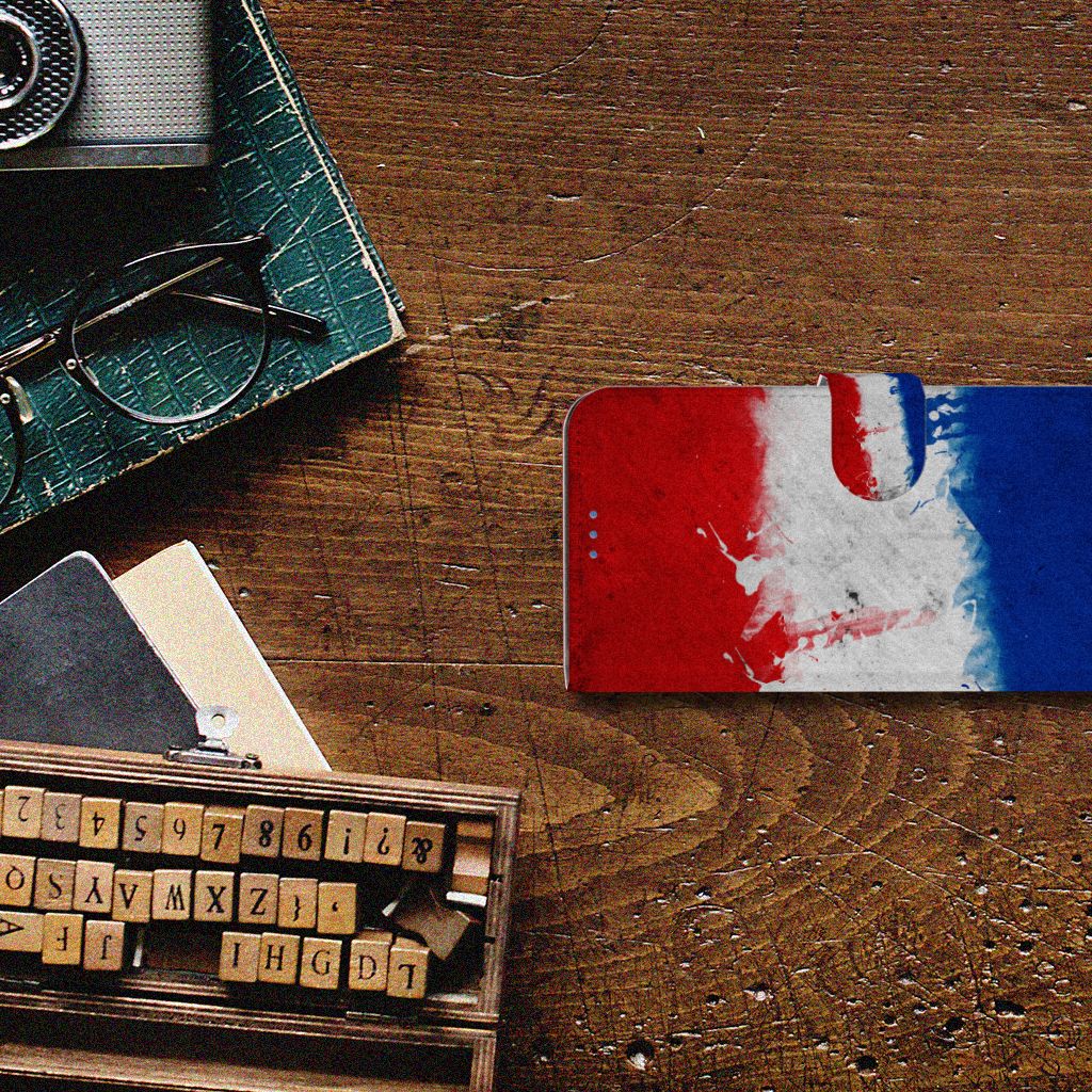 Xiaomi 11 Lite 5G NE | Mi 11 Lite Bookstyle Case Nederland met artistieke Franse vlag op een houten tafel.