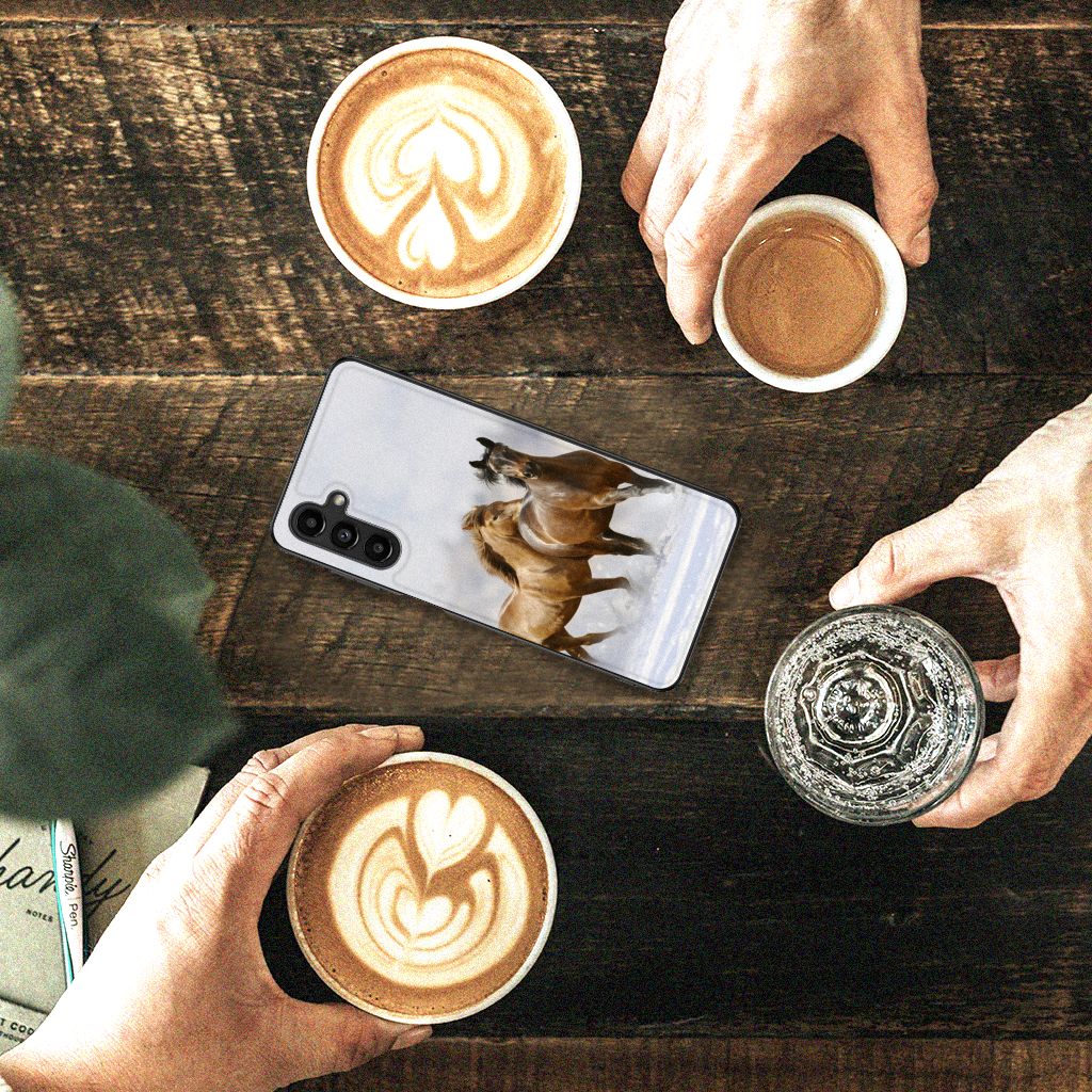 Samsung Galaxy A14 5G Dierenprint Telefoonhoesje Paarden met koffie op tafel