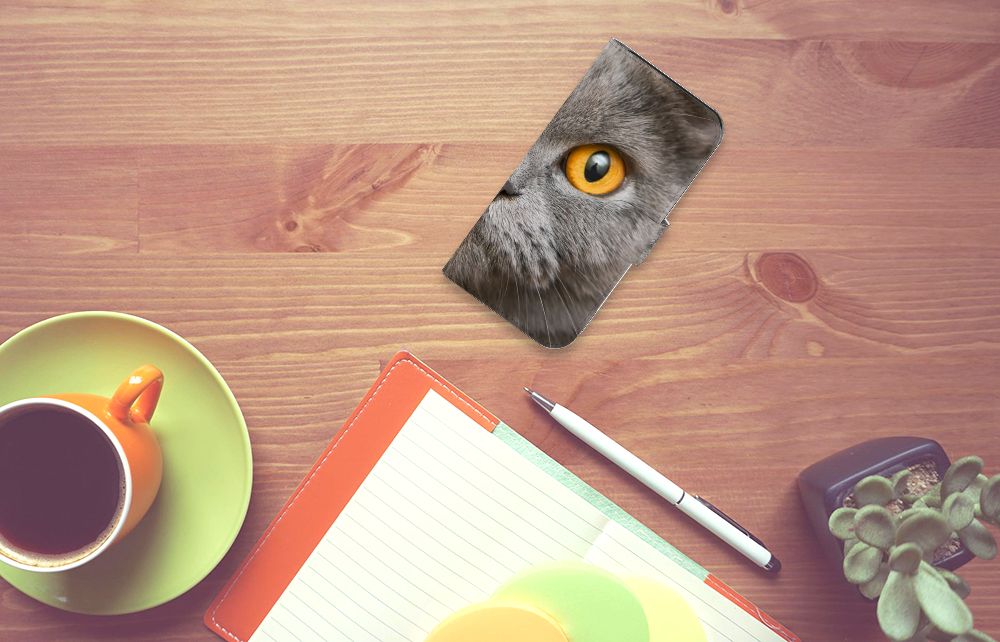 Telefoonhoesje met Pasjes Google Pixel 8 Britse Korthaar op een bureau met een kopje koffie