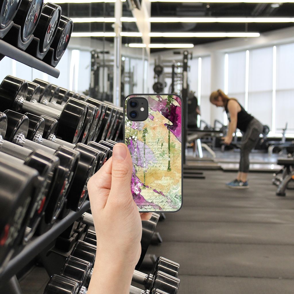 Kleurrijke Telefoonhoesje iPhone 11 Letter Painting in een sportschool met dumbbells op de achtergrond.