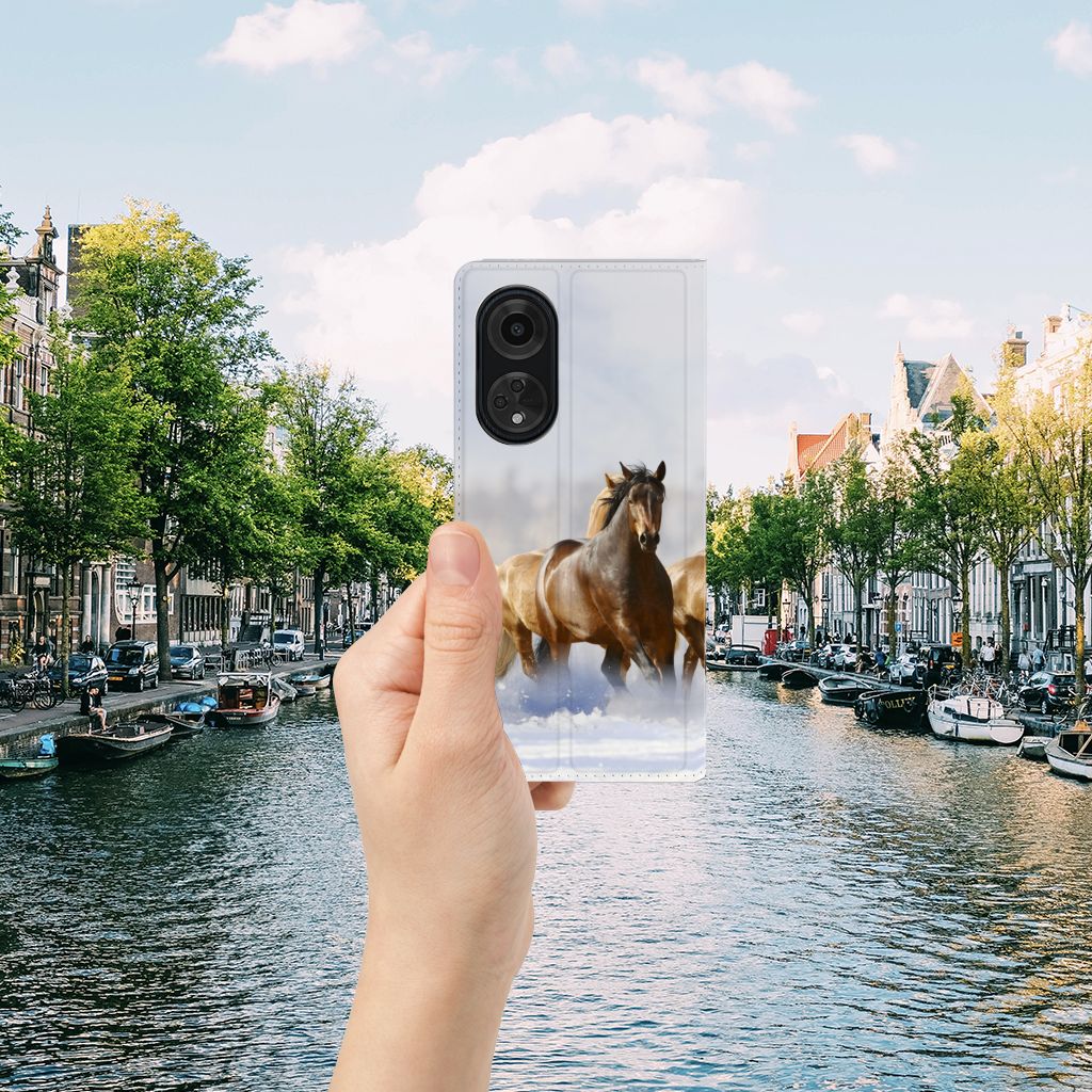 OPPO A98 5G Hoesje maken Paarden met afbeelding van galopperende paarden aan een schilderachtige gracht.