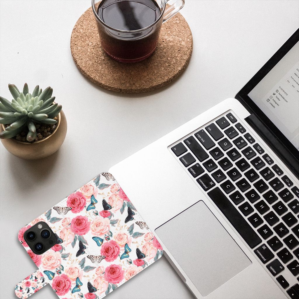 iPhone 15 Pro Hoesje Butterfly Roses op een bureau met laptop en plant, stijlvolle uitstraling. đšđĻ