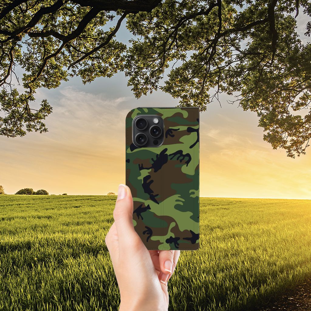 iPhone 15 Pro Max Hoesje met Magneet Army Dark met camouflage design in natuur setting đ˛.