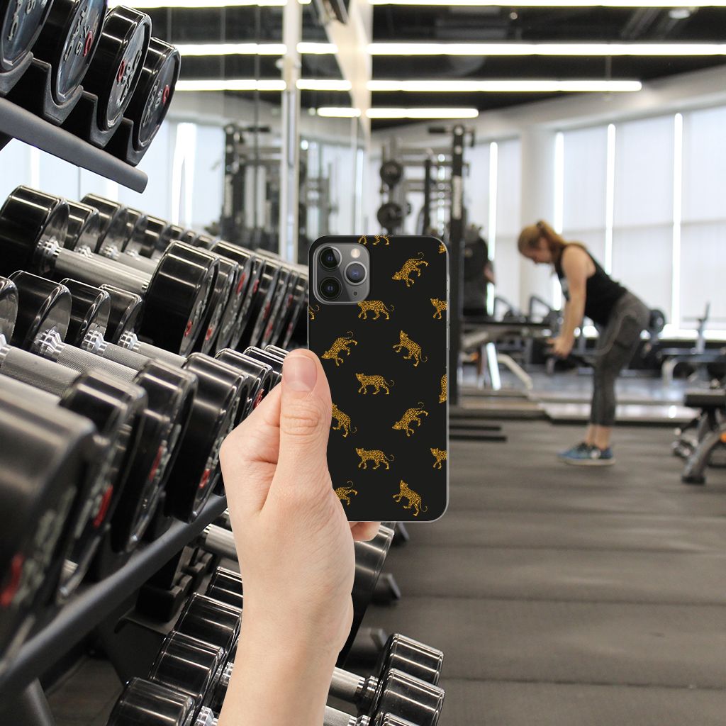 TPU Hoesje voor Apple iPhone 11 Pro Leopards in de sportschool met gewichten op de achtergrond.