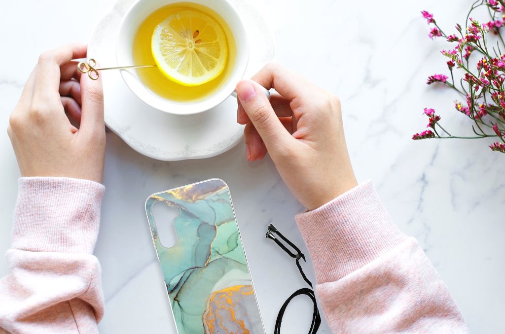 Back Cover voor Samsung Galaxy A14 5G Watercolor Mix ligt op tafel naast een hand met een kop thee.
