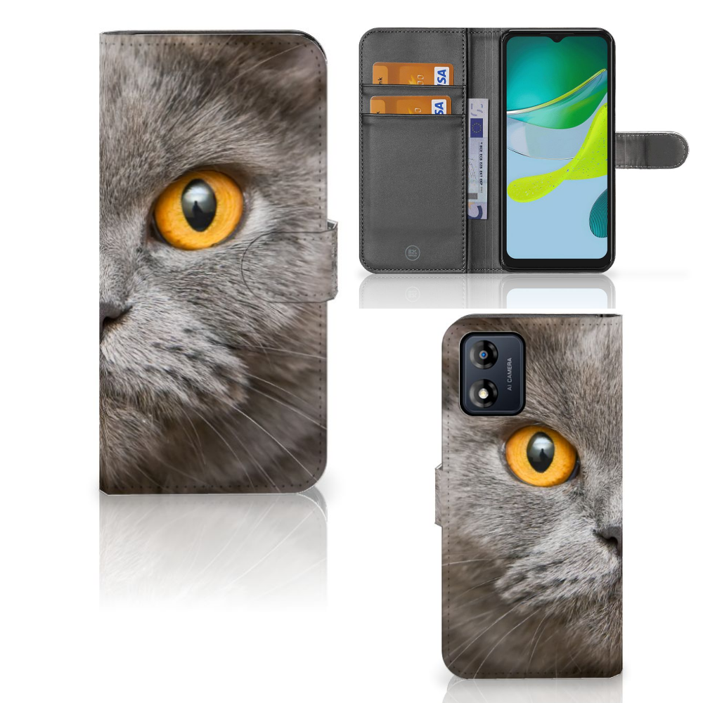 Telefoonhoesje met Pasjes Motorola Moto E13 4G Britse Korthaar met grijze kat en gele ogen.