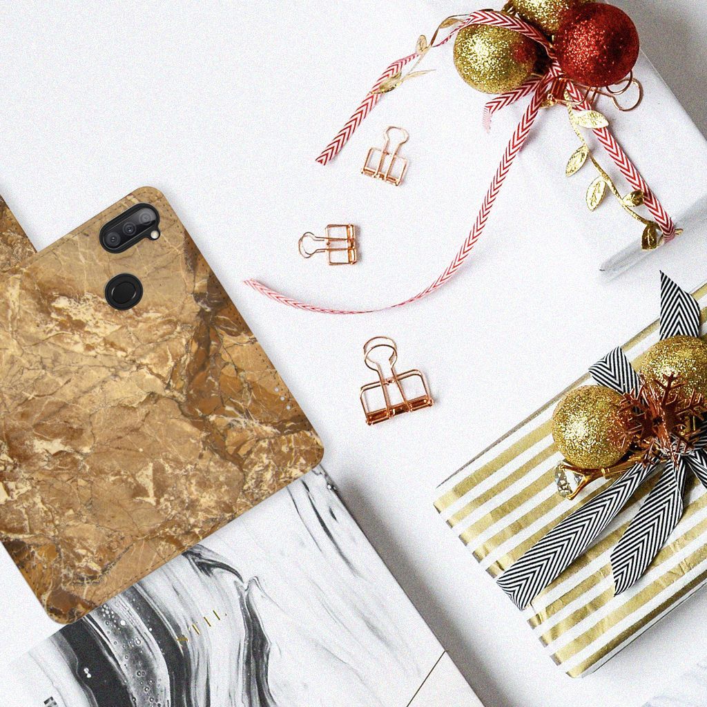 Samsung Galaxy M11 | A11 Bookcase Marmer Creme op een tafel met kado's en decoratie.