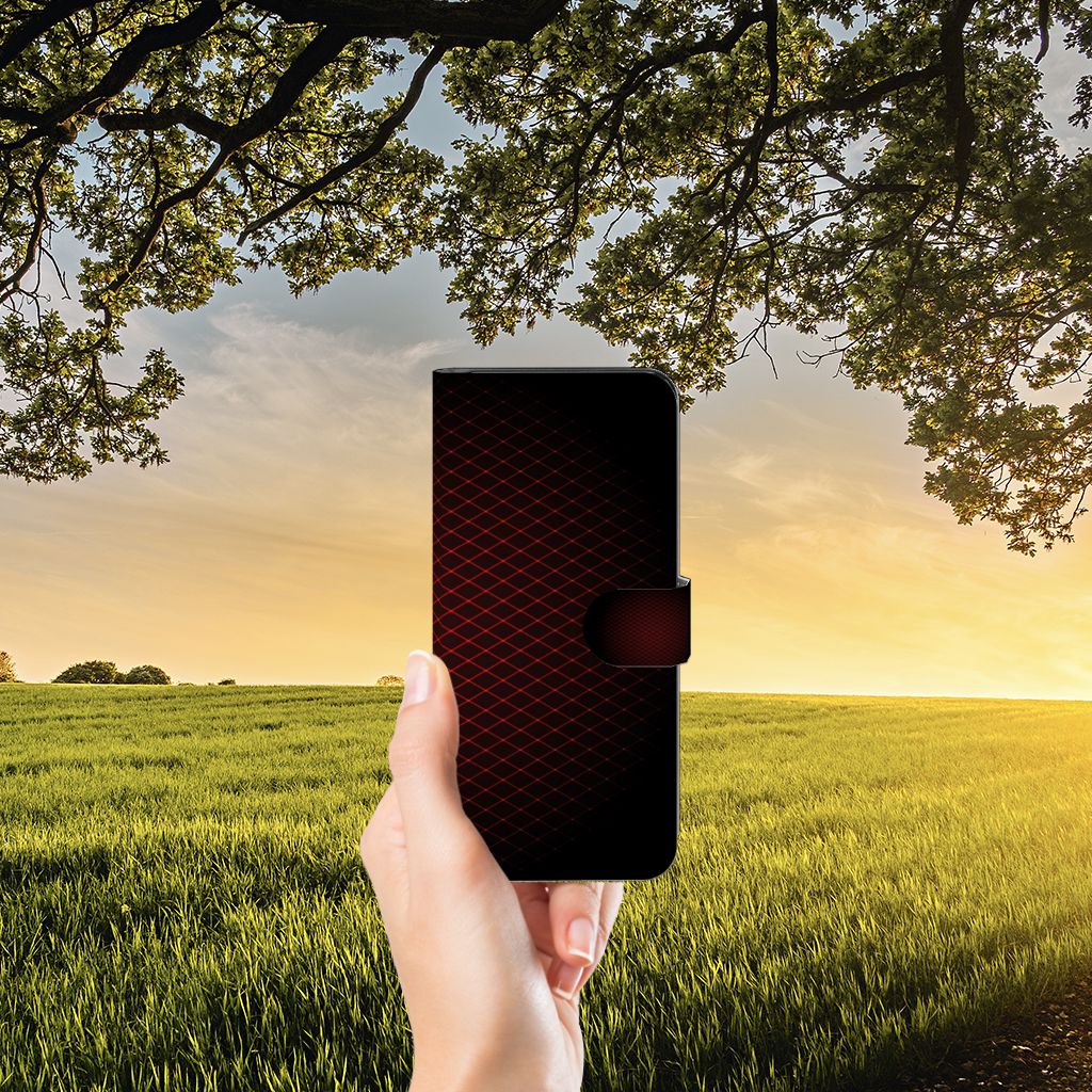 Samsung Galaxy M14 Telefoon Hoesje Geruit Rood in hand tegen zonsondergang met groene velden