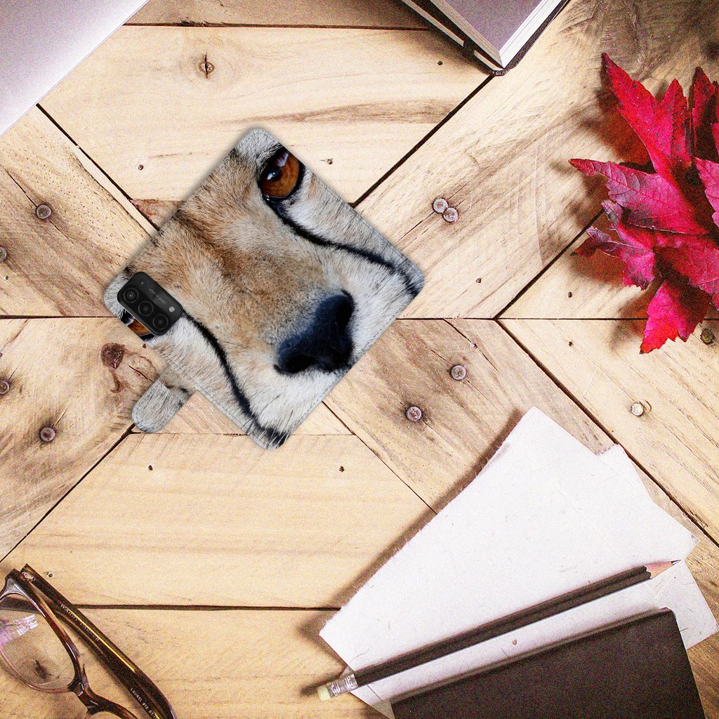 OPPO A54 5G | A74 5G | A93 5G Telefoonhoesje met Pasjes Cheetah close-up van cheeta op houten tafel