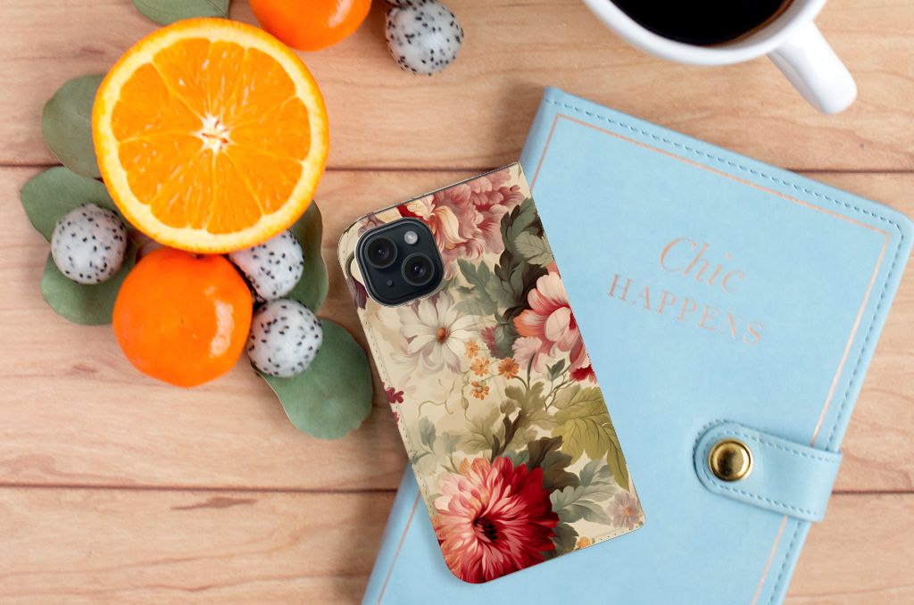 Smart Cover voor iPhone 15 Bloemen op een tafel met fruit en een notitieboekje, perfect voor romantische vibes.