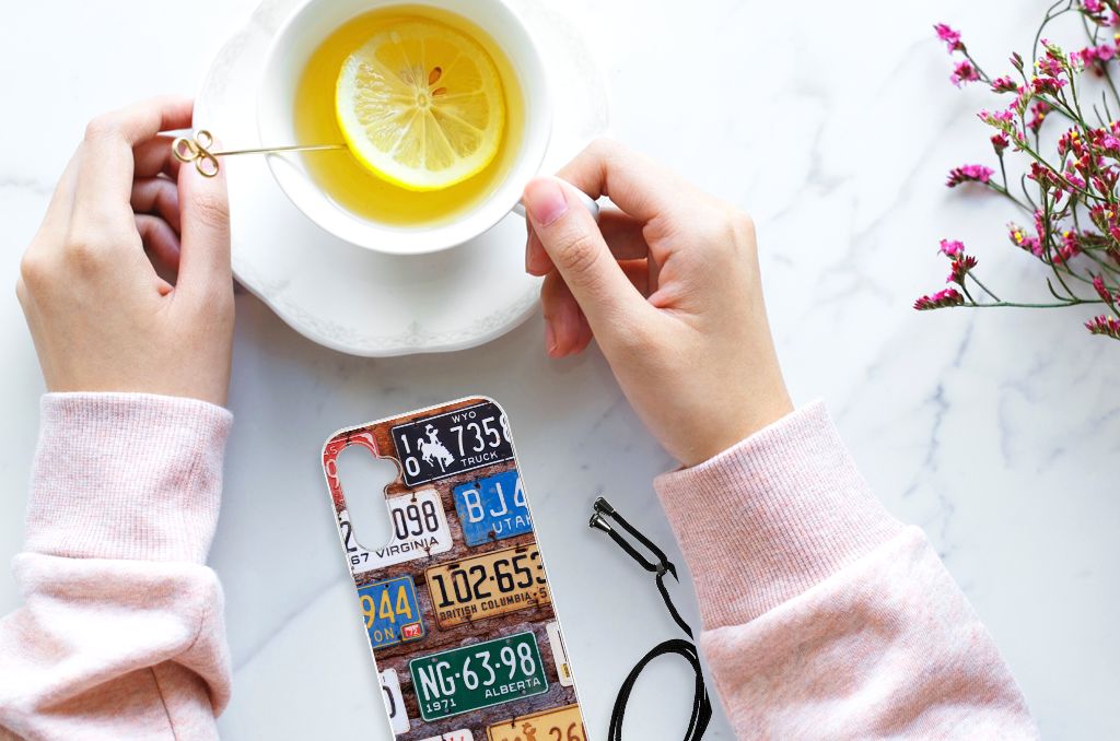 Samsung Galaxy A14 5G Anti-shock Hoesje met foto Kentekenplaten op tafel met kopje thee.