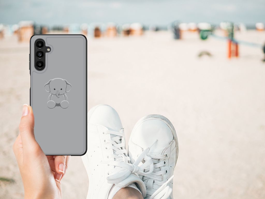 Samsung Galaxy A14 5G Hoesje Grijs Baby Olifant met een schattige olifantenillustratie op het strand.