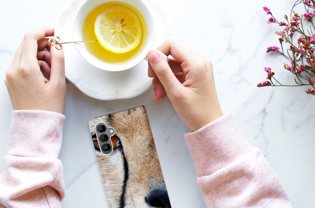Samsung Galaxy A34 Hoesje maken Cheetah met close-up van een jachtluipaard en een hand met thee.