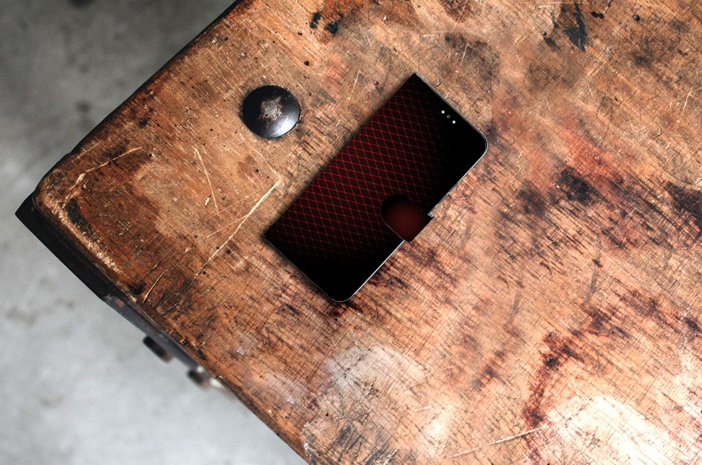 Samsung Galaxy S22 Plus Telefoon Hoesje Geruit Rood op een houten tafel met een minimalistisch design.