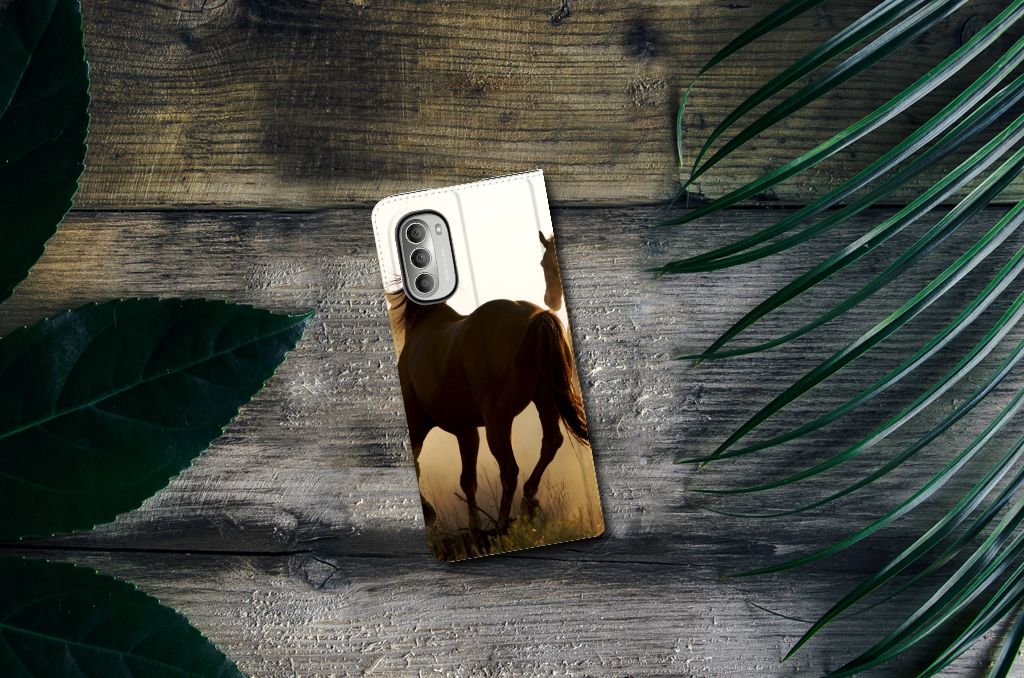 Motorola Moto G51 5G Hoesje maken Design Cowboy met paardenprint, rustieke achtergrond met bladeren.