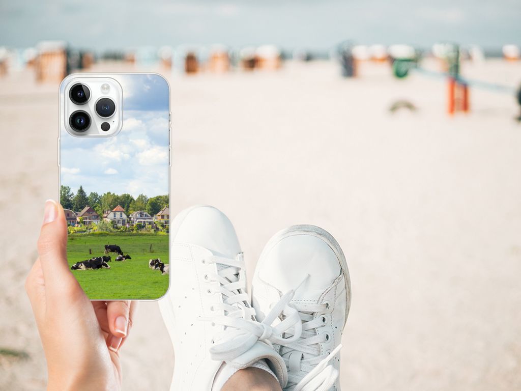 iPhone 14 Pro Max TPU Hoesje Koeien met een prachtig uitzicht op grazende koeien op het platteland đ