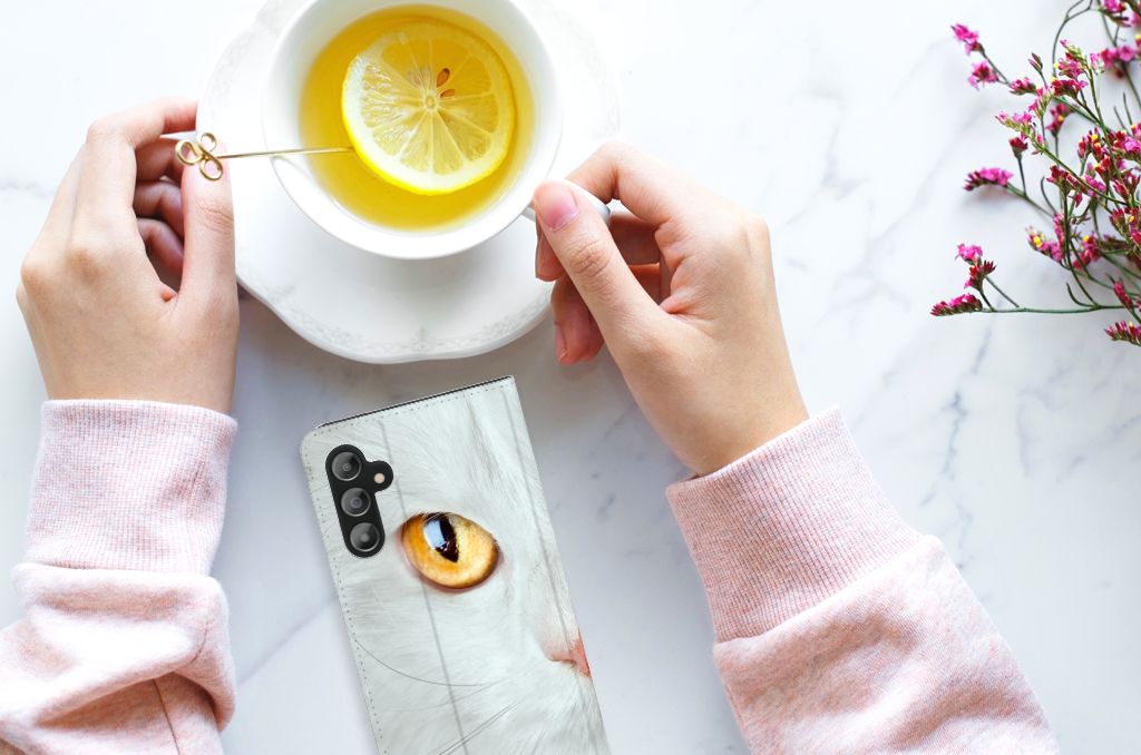 Samsung Galaxy A14 4G Hoesje maken Witte Kat op een marmeren tafel met een kopje thee.