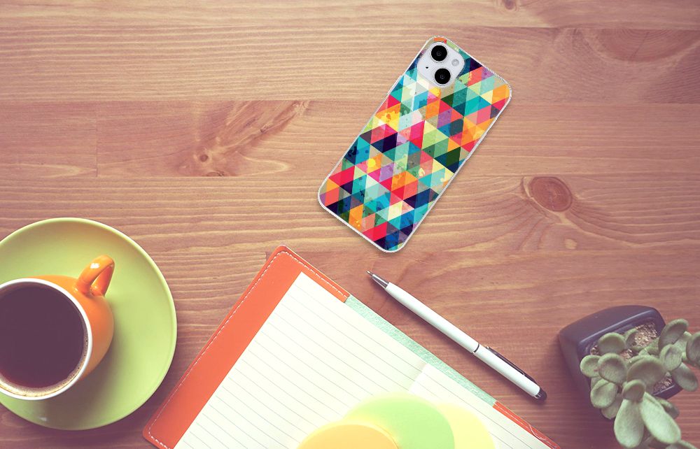 iPhone 15 Plus TPU bumper Geruit met kleurrijk ruitjesdesign op een bureau met koffie en notitieboek.