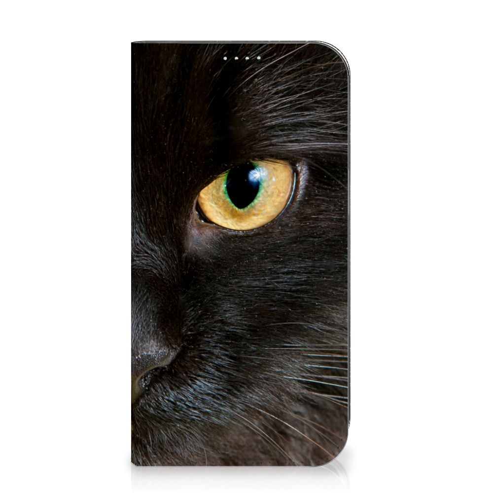 iPhone 15 Plus Hoesje maken Zwarte Kat met een indrukwekkende close-up van een zwarte kat met geel oog.
