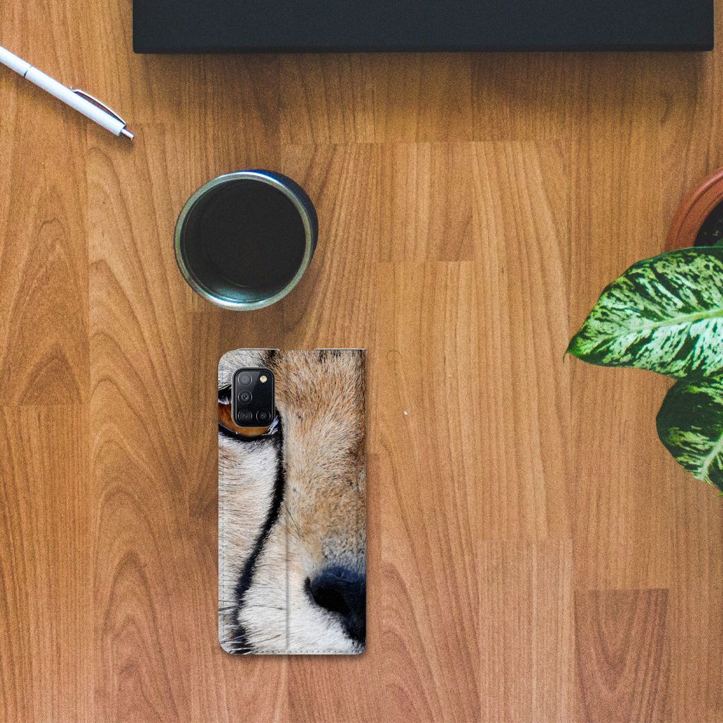Samsung Galaxy A31 Hoesje maken Cheetah met close-up afbeelding van een jachtluipaard op een houten tafel.