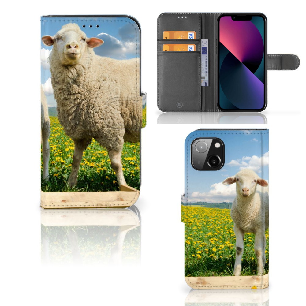 Apple iPhone 13 Telefoonhoesje met Pasjes Schaap en Lammetje met schapen op een bloeiend veld đŧ.