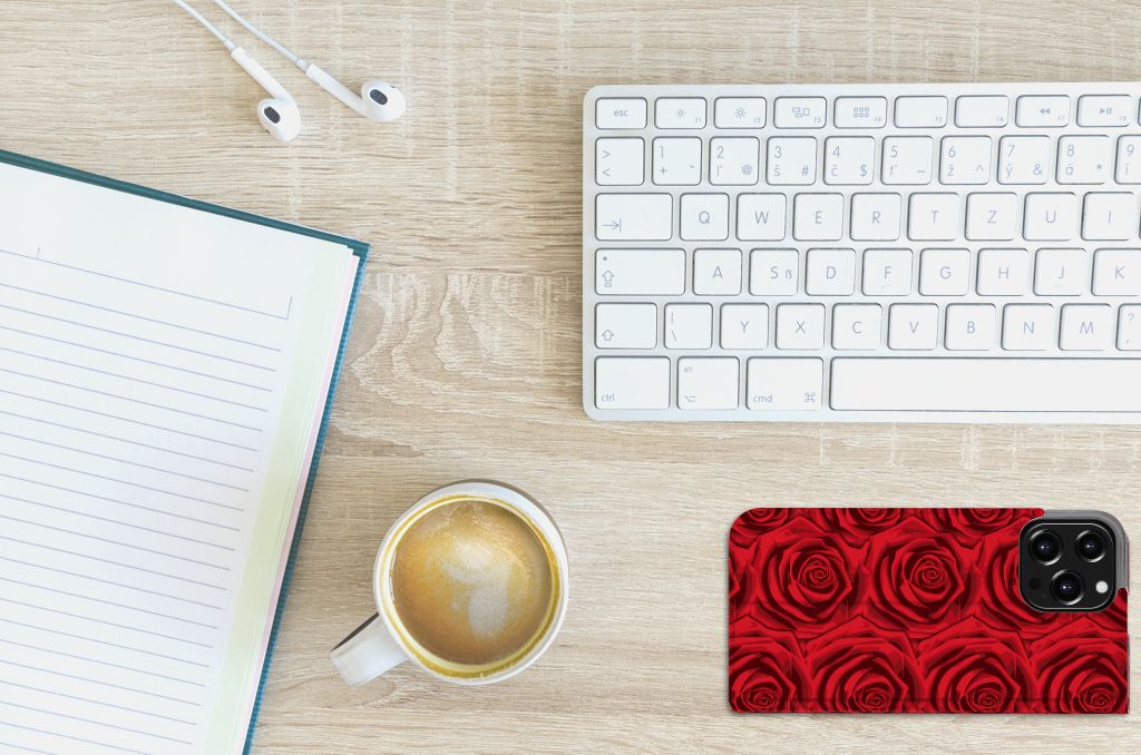 iPhone 13 Pro Max Smart Cover Red Roses op een bureau met een notitieboek, kopje koffie en toetsenbord.