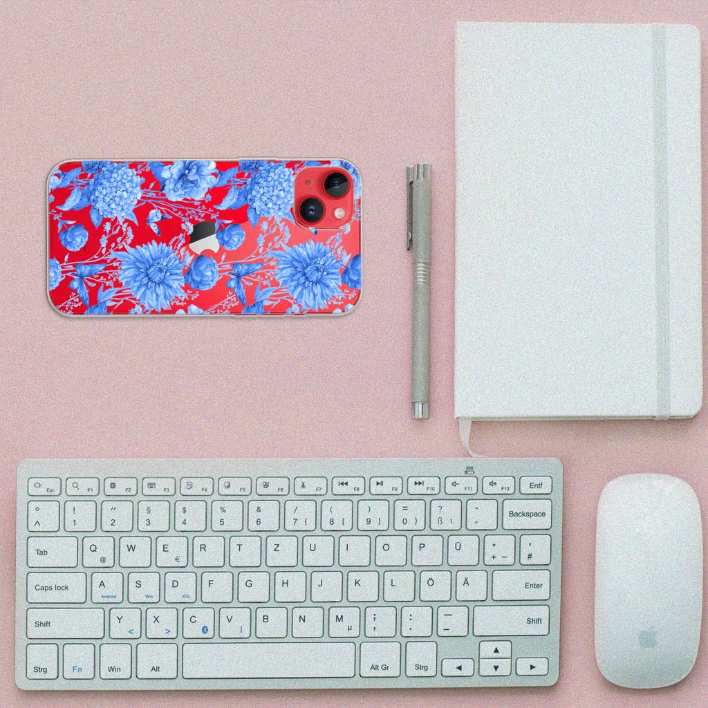 TPU Case voor iPhone 14 Plus Flowers Blue op een bureau met toetsenbord en notitieboek.