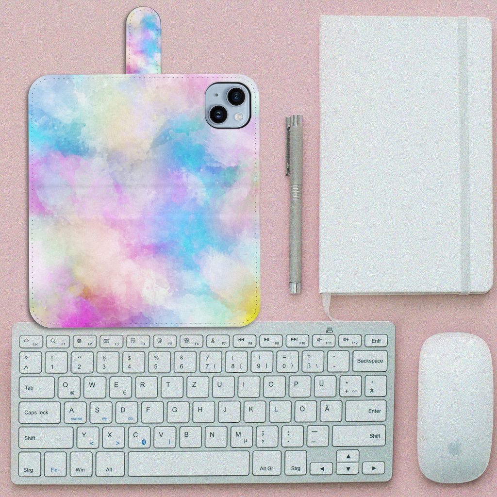 Hoesje iPhone 15 Plus Watercolor Light met pasteltinten, geplaatst op een bureau met toetsenbord en notitieboek.