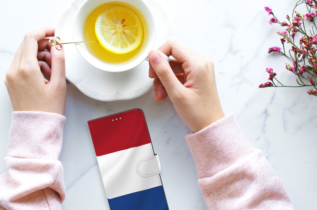 OPPO Find X5 Lite | Reno 7 5G Bookstyle Case Nederlandse Vlag naast een kopje thee met citroen.