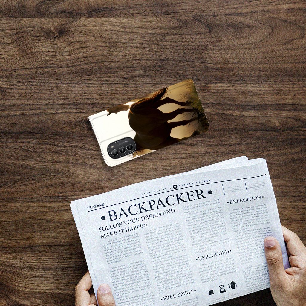 Motorola Moto G52 | Moto G82 Hoesje maken Design Cowboy met paardenafbeelding op een houten tafel.
