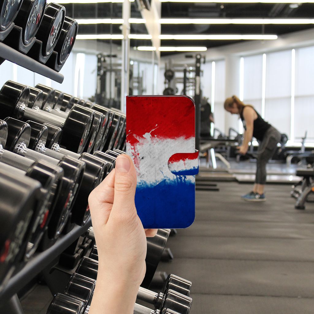 Samsung Galaxy S24 Bookstyle Case Nederland met Nederlandse vlag in een sportschoolsetting.