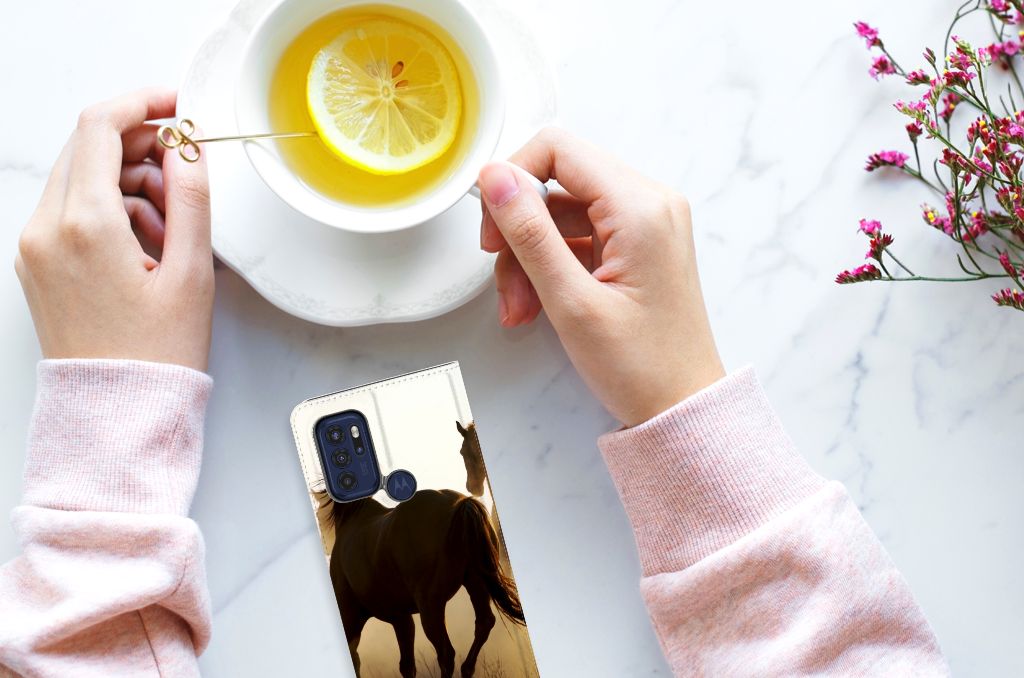 Motorola Moto G60s Hoesje maken Design Cowboy met paardenprint op een smartphone bij een kop thee.
