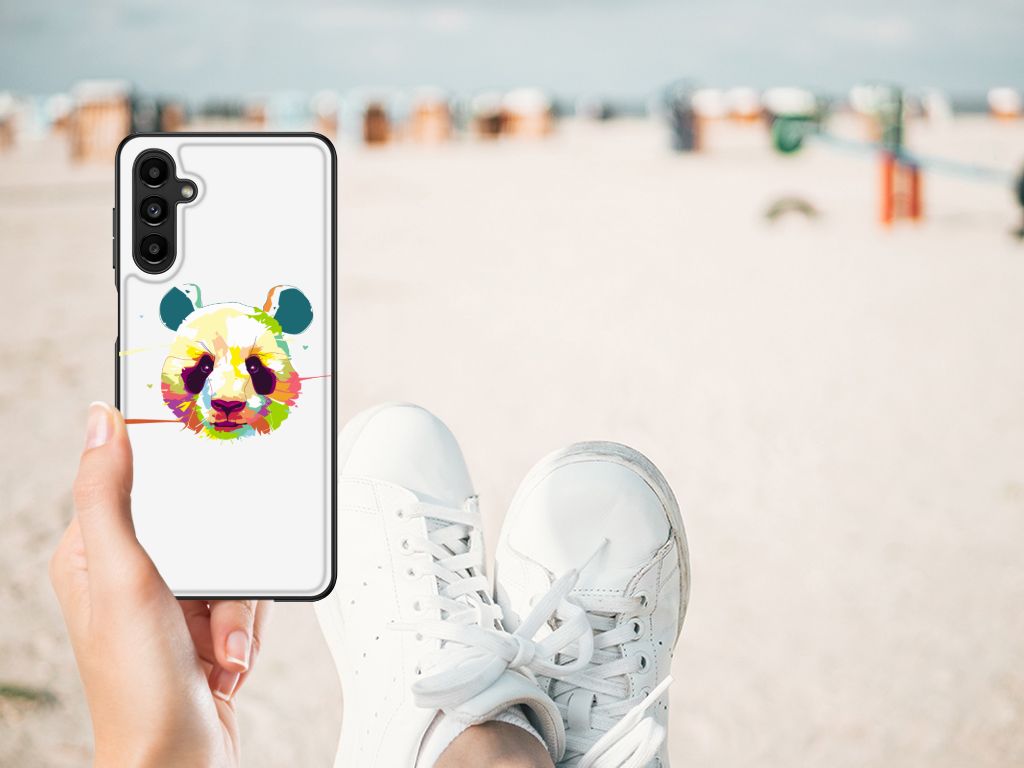 Samsung Galaxy A14 5G Hoesje Panda Color op een strand met sneakers, kleurrijke illustratie van een panda.