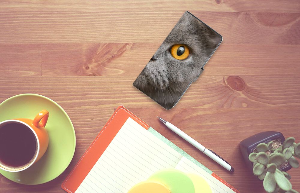 Telefoonhoesje met Pasjes Xiaomi Mi Note 10 Lite Britse Korthaar op een bureau met een kopje en notitieboek