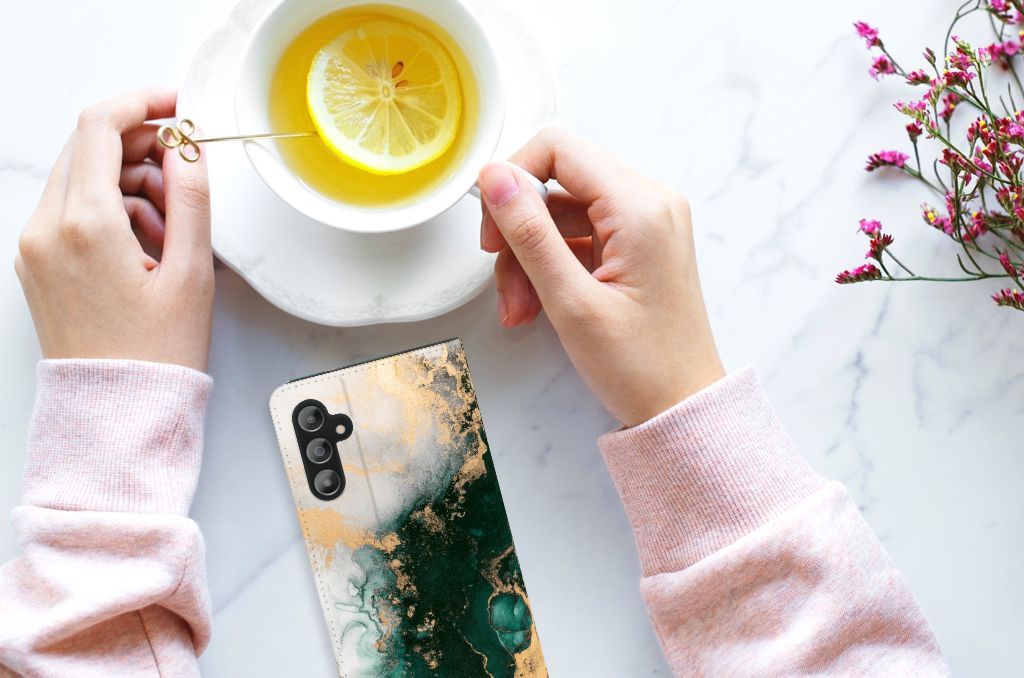 Standcase voor Samsung Galaxy A14 4G Marmer Groen met een mok thee en citroen op een marmeren tafel.
