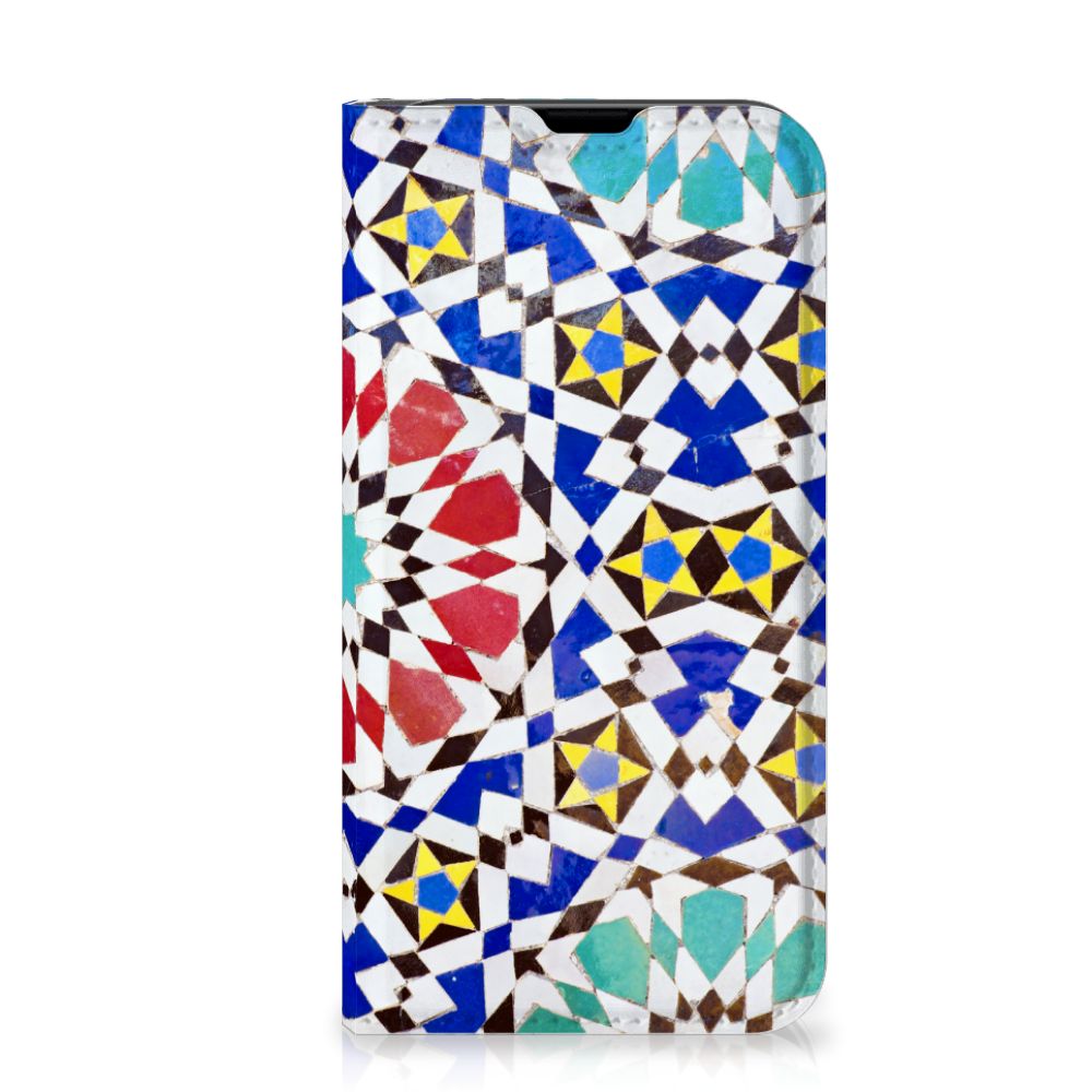 iPhone 13 Mini Standcase Mozaïek met kleurrijk mozaïekdesign in blauw, rood en groen.
