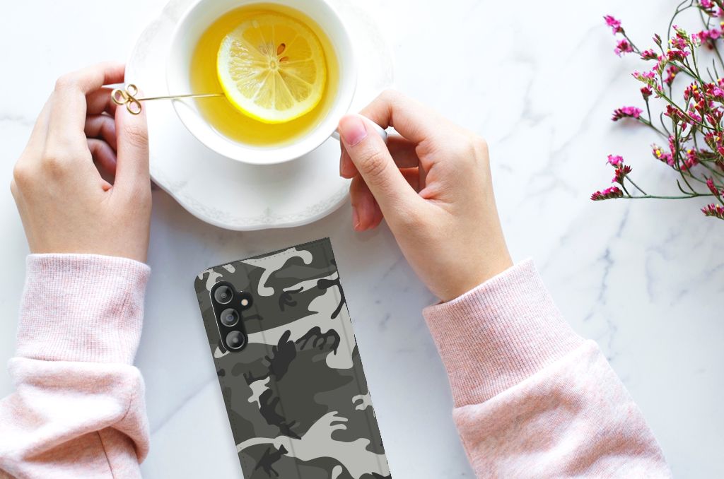 Samsung Galaxy A14 5G Hoesje met Magneet Army Light naast een kopje thee met een schijfje citroen.