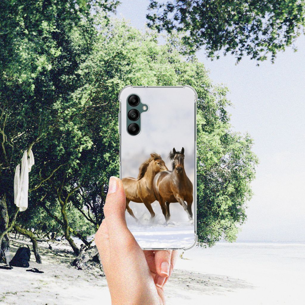 Samsung Galaxy A14 5G/4G Case Anti-shock Paarden met rijdende paarden in een natuurlijke omgeving