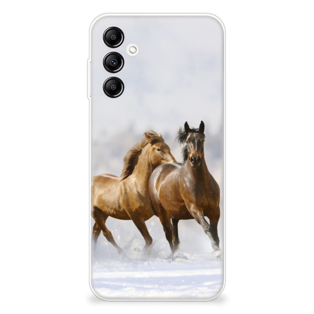 Samsung Galaxy A14 5G TPU Hoesje Paarden met een afbeelding van rennende paarden in de sneeuw.