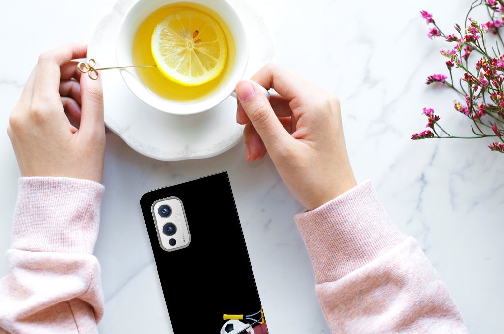 OnePlus 9 Hippe Standcase Sports naast een kopje thee met citroen op een marmeren tafel.