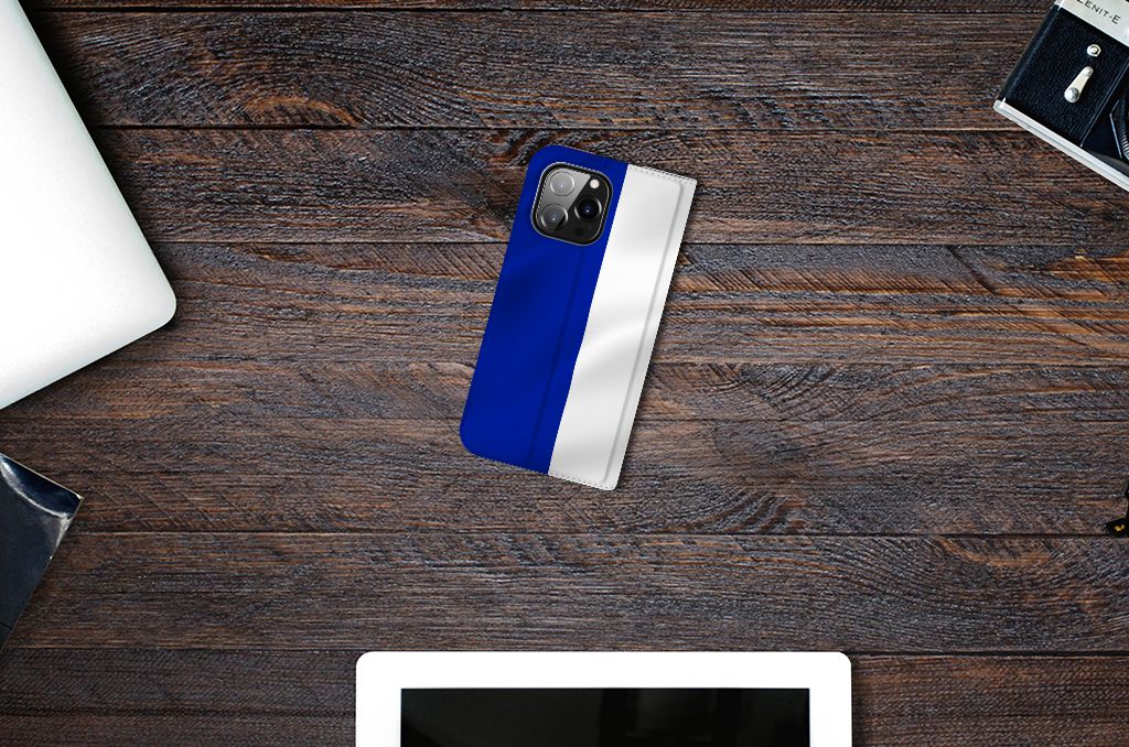 iPhone 14 Pro Max Standcase Frankrijk met blauw en zilver ontwerp op houten tafel.