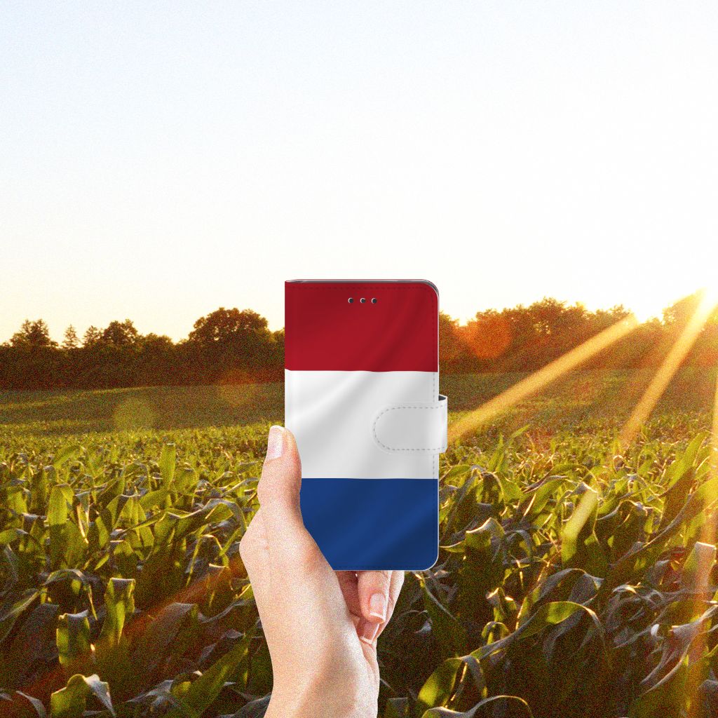 Nokia 7 Bookstyle Case Nederlandse Vlag met hand in het veld, zonlicht op de achtergrond.